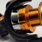 Zoom sur moulinet de canne à pêche léger et résistant pour pêche en eau douce ou en mer